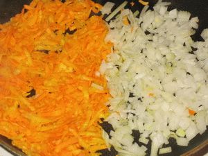лук и морковь для диетического борща на сковороде